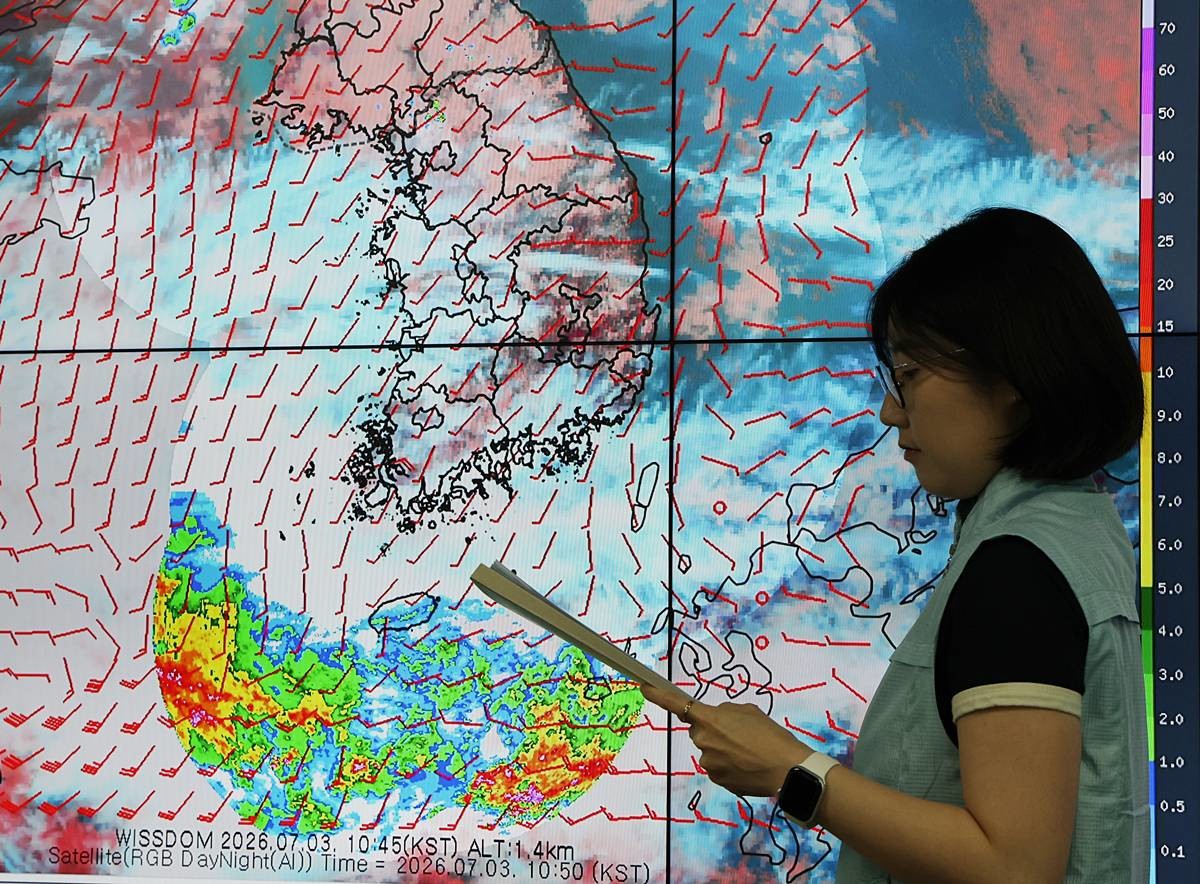 지난 3일 경기 수원시 권선구 수도권기상청에서 예보관이 기상 상황을 살펴보고 있다. 이날 전국 대부분 지역에는 소나기가 내릴 것으로 보이며 제주와 전남 남부에서 다시 내리기 시작한 장맛비는 5일 오후부터 수도권과 강원까지 확대돼 수도권에도 올여름 첫 장맛비가 내릴 것으로 예상된다 / 뉴스1