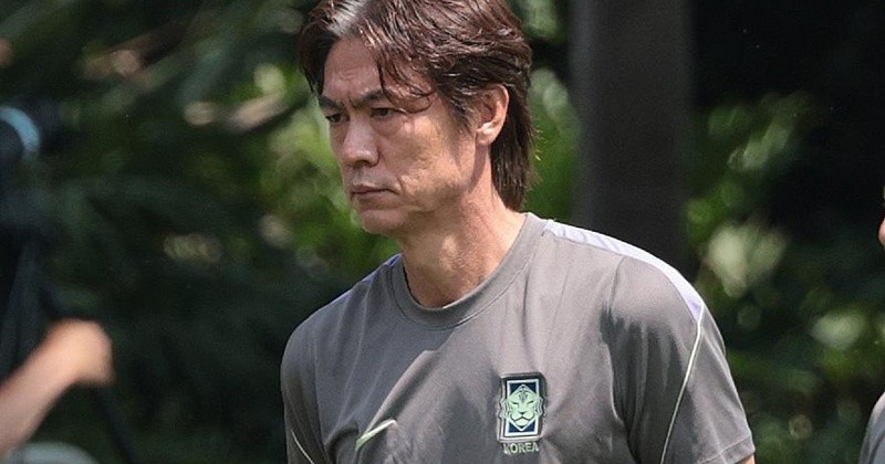 한국 축구 국가대표팀 홍명보 감독이 27일(현지시간) 멕시코 과달라하라 인근 사포판 치바스 바예 베르데 훈련장에 마련된 베이스캠프에서 생각에 잠겨 있다. 이날 홍명보 감독이 이끄는 한국은 콩고민주공화국이 우즈베키스탄을 꺾으면서 32강 탈락이 최종 확정됐다. 2026.6.28/뉴스1