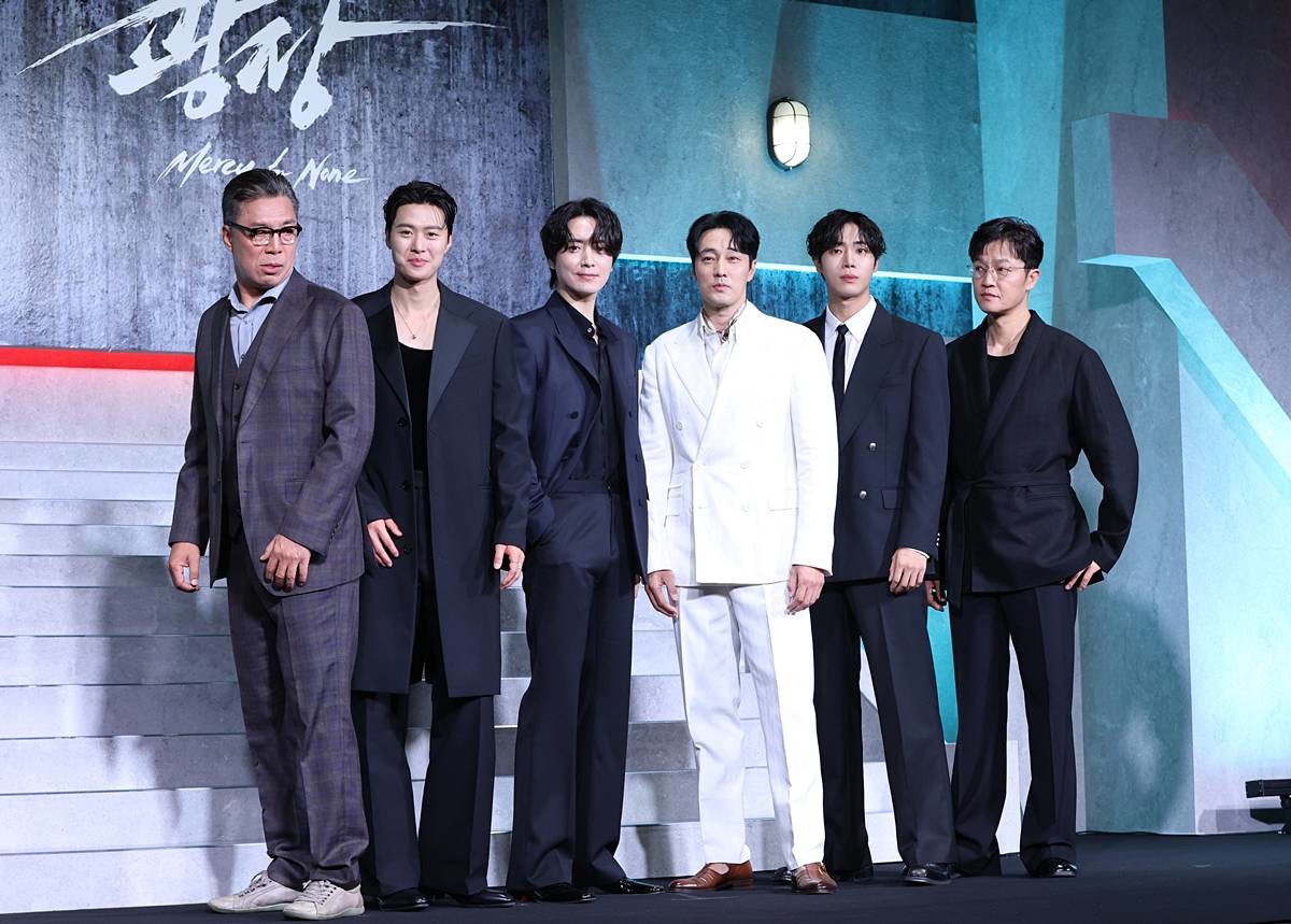 배우 안길강(왼쪽부터)과 공명, 이준혁, 소지섭, 추영우, 조한철이 지난해 6월 5일 오전 서울 중구 장충로 앰버서더 서울 풀만 호텔에서 열린 넷플릭스 '광장' 제작발표회에 참석해 포즈를 취하고 있다 / 뉴스1