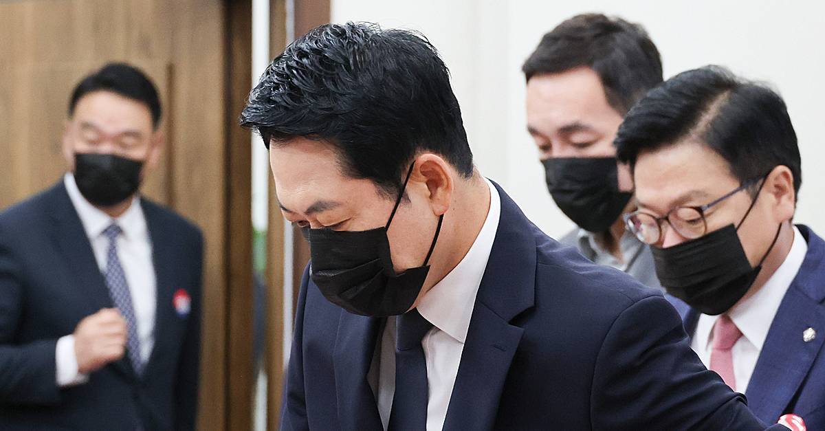 “내일부터 입틀막법 시행”…장동혁, 최고위에 ‘검은 마스크’ 쓰고 등장한 이유
