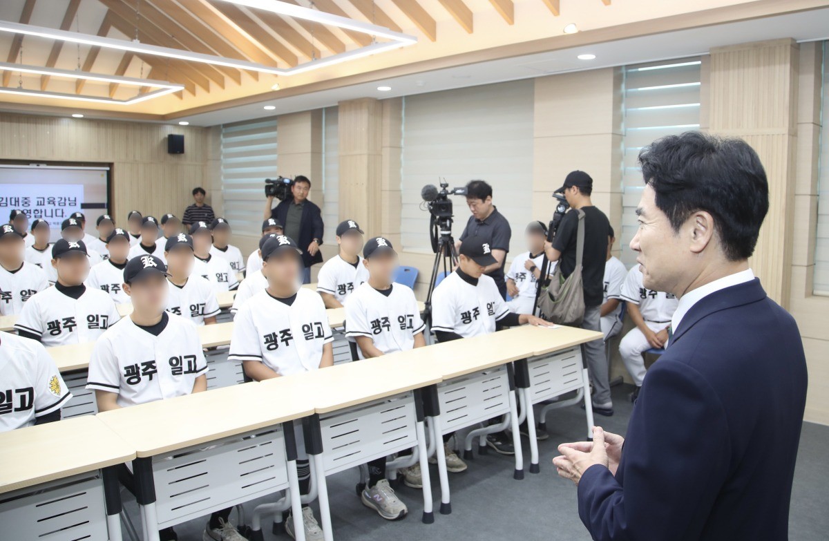 김대중 전남광주통합특별시교육감이 지난 1일 광주제일고등학교를 방문해 배재고와의 경기에서 '가야지 가야지 스타벅스 가야지'·'탱크데이' 등 지역비하 발언을 들은 야구부 선수들을 위로하고 있다. / 전남광주통합특별시교육청 제공, 뉴스1