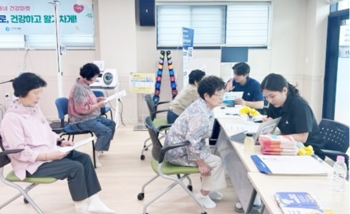 광주시 동구(청장 임택)는 지난 3일 동구보건소 통합건강2센터에서 65세 이상 어르신을 대상으로 '민·관 협력 우리동네 건강마켓'을 개최하고 생활밀착형 건강관리 서비스를 제공했다. / 전남광주통합특별시 동구