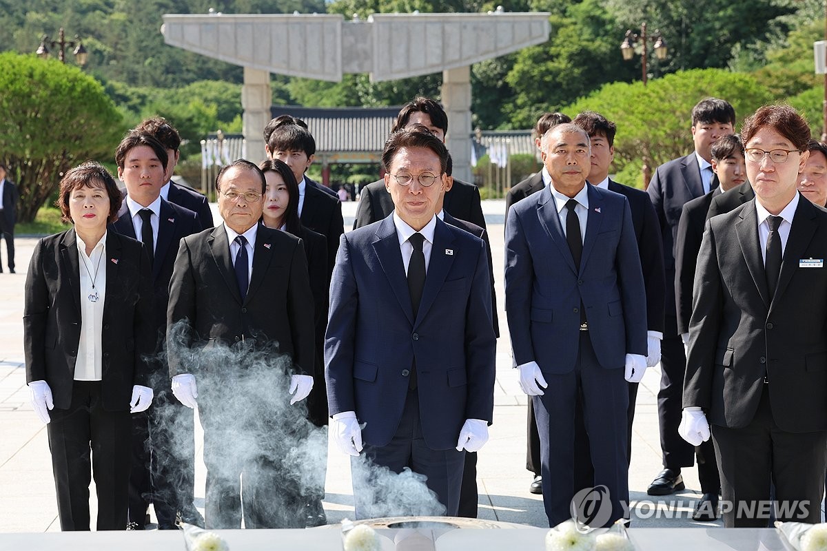 더불어민주당 당권 도전에 나서는 김민석 전 총리가 6일 오전 전남광주통합특별시 북구 국립5ㆍ18민주묘지에서 참배하고 있는 모습 / 연합뉴스