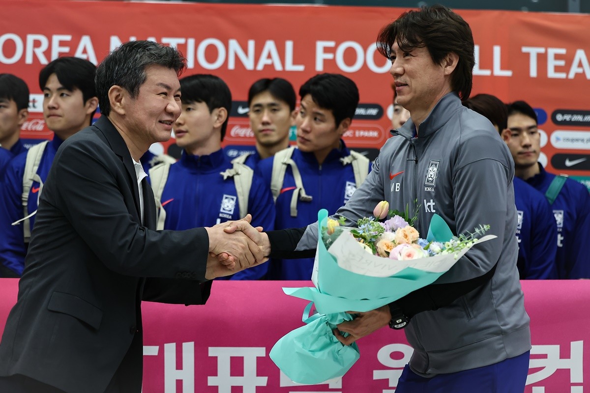 지난 6월 북중미 월드컵 예선 이라크전 승리 이후 정몽규 대한축구협회장에게 꽃다발 전달받는 홍명보 감독 / 뉴스1