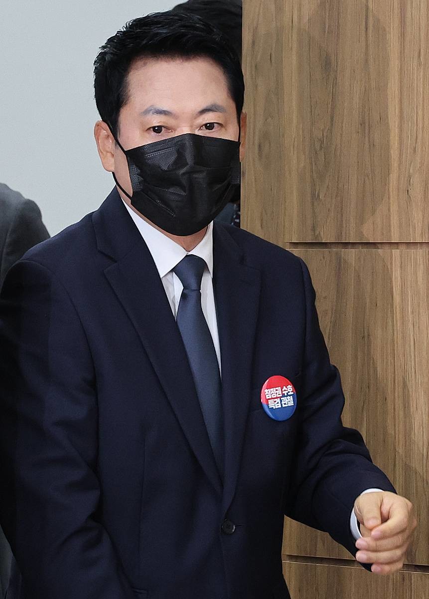 장동혁 국민의힘 대표가 6일 서울 여의도 국회에서 열린 최고위원회의에 검은 마스크를 쓰고 참석하고 있다 / 뉴스1