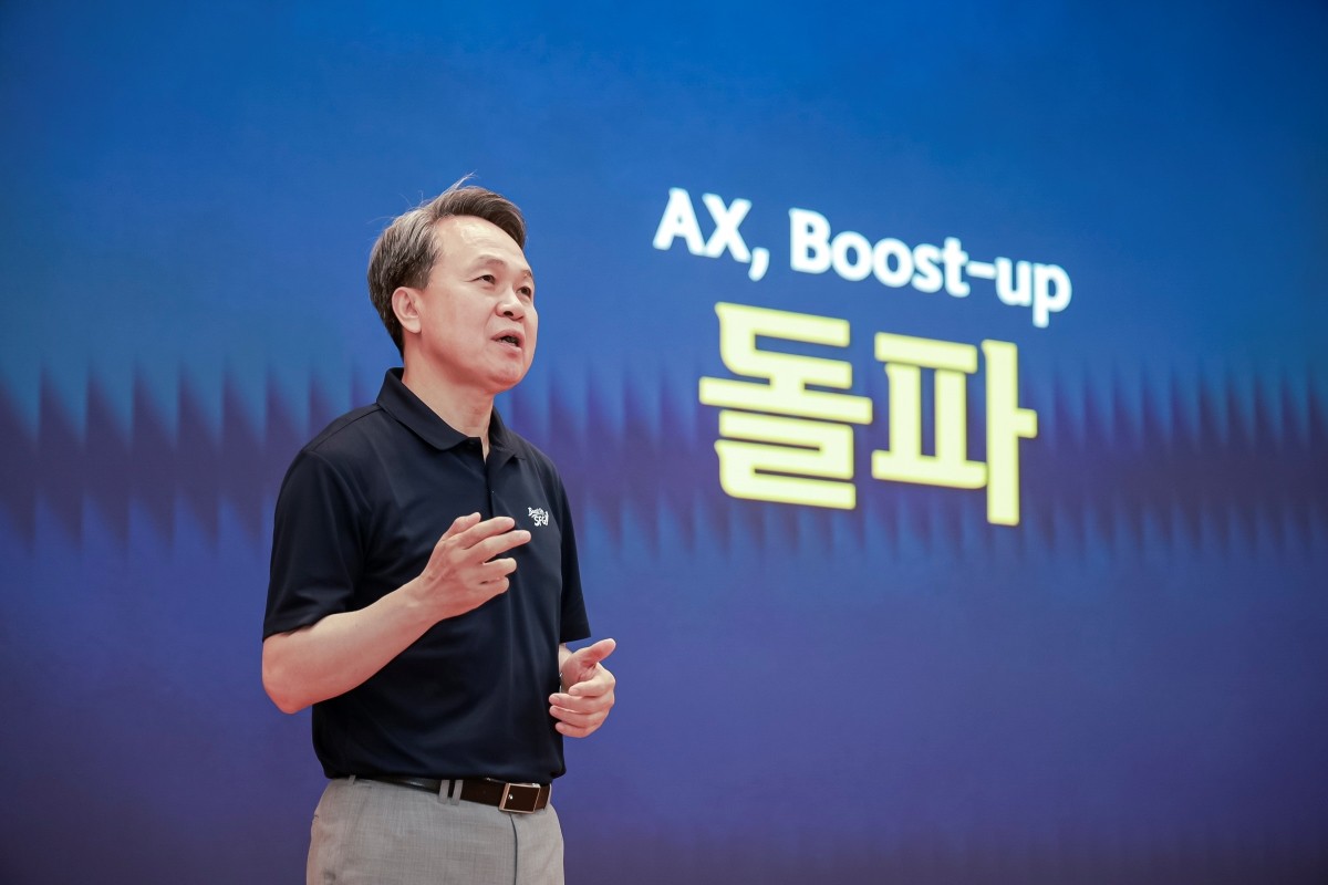 신한금융그룹(회장 진옥동)은 지난 3일부터 4일까지 1박 2일에 걸쳐, 경기도 용인에 위치한 신한은행 블루캠퍼스에서 그룹 경영진 약 300명이 참석한 가운데 '2026년 하반기 경영포럼'을 개최했다. 이튿날 진옥동 신한금융그룹 회장이 강평을 하고 있다. / 신한금융 제공