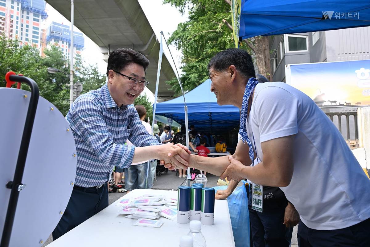 김원기 의정부시장이 7월 4일 신곡2동 주민자치회의 ‘안녕하신곡? 건강하신곡!’에 참석해 주민들과 소통하고 있다