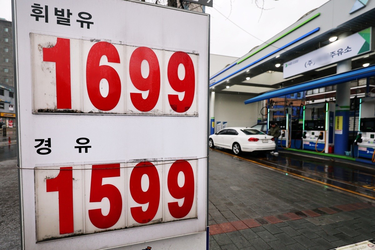 지난 3월 2일 서울 시내 한 주유소에 휘발유와 경유 가격이 표시돼 있다. 당시 미국의 대이란 군사작전 여파로 국제유가가 급등했다. / 뉴스1