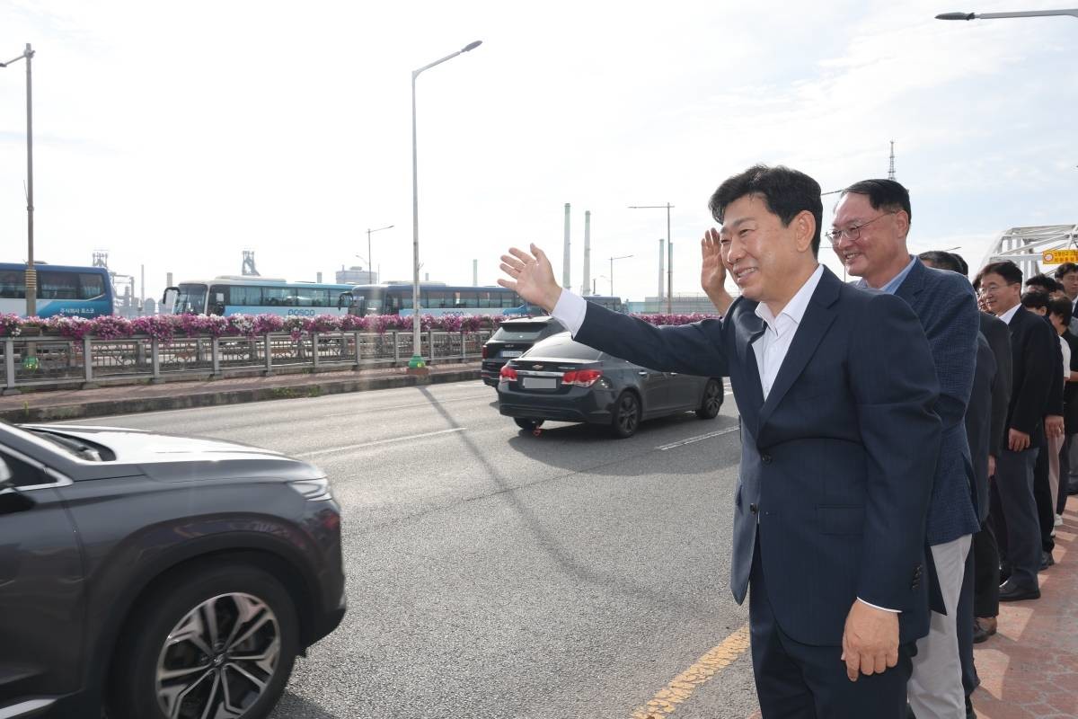 박용선 포항시장과 포항시 간부공무원들이 출근하는 포스코 근로자들을 격려하고 있다./포항시