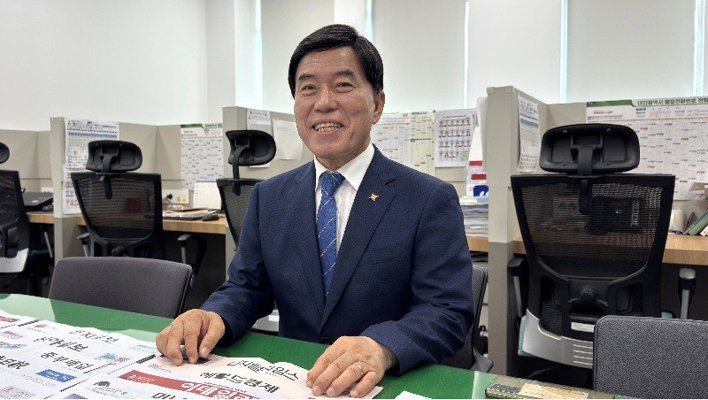 6일 대전시청 기자실을 방무한 황인호 동구청장이 대전역세권 개발과 관련 조속한 사업 추진 필요성을 강조하고 있다./사진=김지연 기자