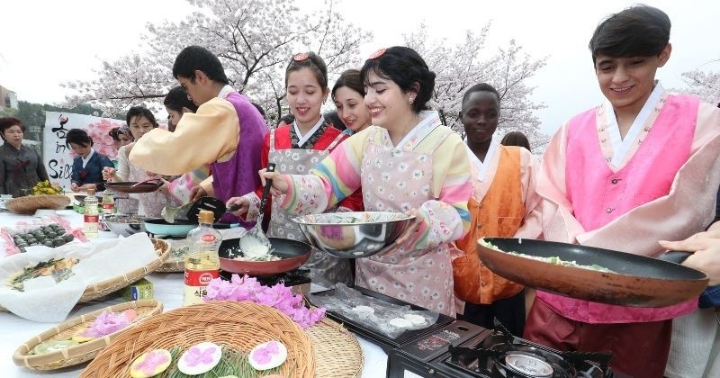 외국인들이 한복을 입고 한국 전통 음식을 직접 만들어보는 문화 체험 모습. / 뉴스1