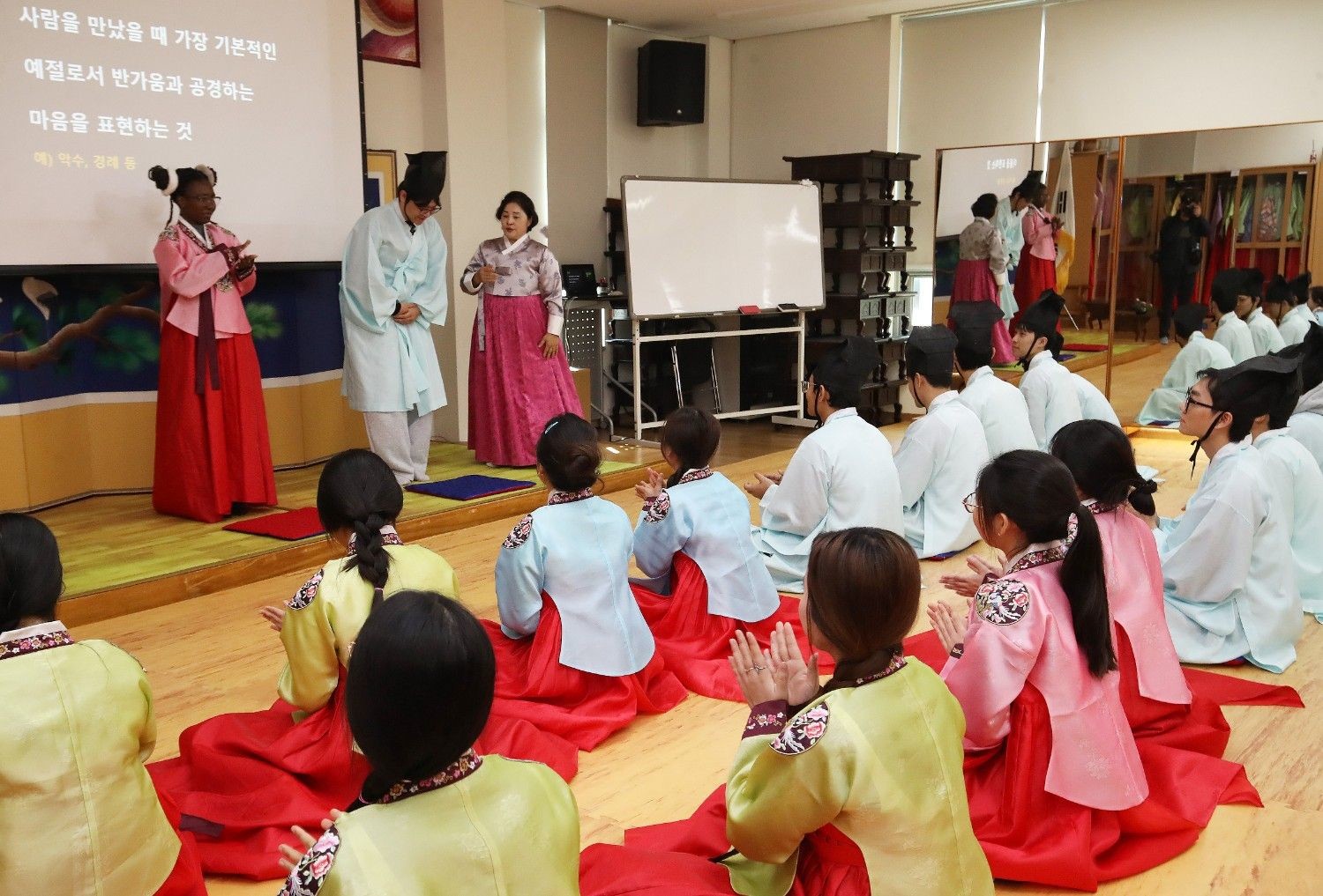 외국인들이 한국 전통 예절을 배우는 모습. / 뉴스1