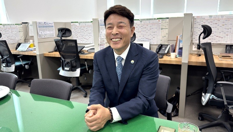 전문학 대전 서구청장이 6일 대전시청 기자실을 방문해 서구 재정 여건과 공약사업 추진 방향에 대해 설명하고 있다./사진=김지연 기자