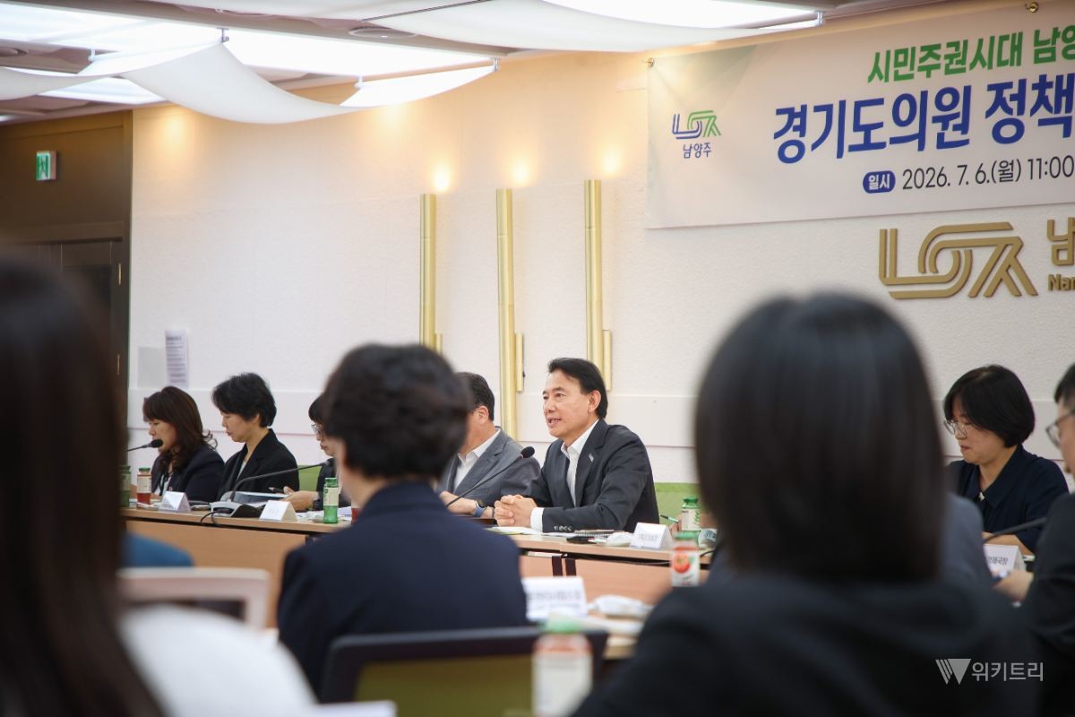 최현덕 시장이 도의원 및 시 관계자와 함께 지역의 주요 현안에 대한 협력 방안을 논의하고 있다