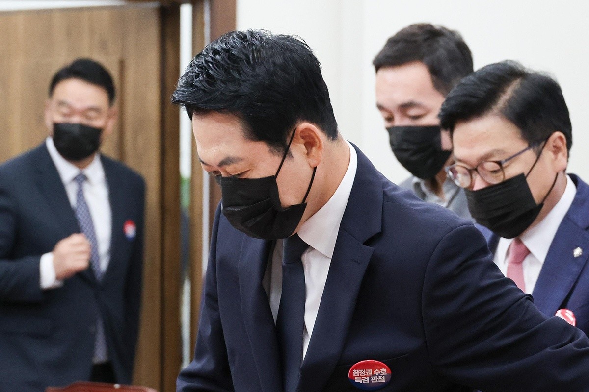 장동혁 국민의힘 대표가 6일 서울 여의도 국회에서 열린 최고위원회의에 검은 마스크를 쓰고 참석하고 있다. / 뉴스1