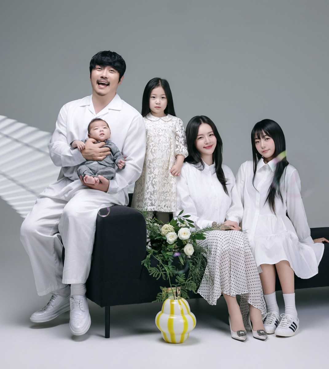 세 자녀와 함께 찍은 KCM 가족 사진 / KCM 인스타그램