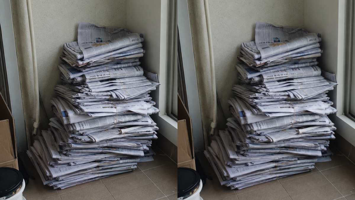 한쪽 구석에 방치된 신문지 더미. AI 생성 이미지