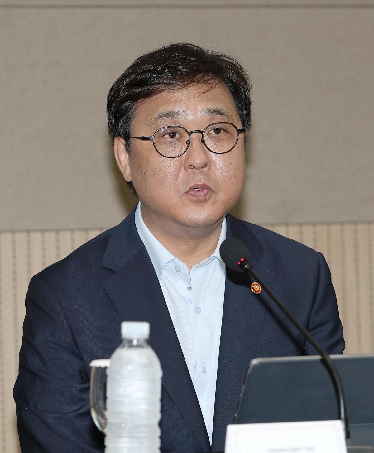 최휘영 문화체육관광부 장관이 6일 오후 서울 송파구 올림픽파크텔에서 열린 'K-축구혁신위원회' 출범식에서 모두발언을 하고 있다. / 공동취재-뉴스1