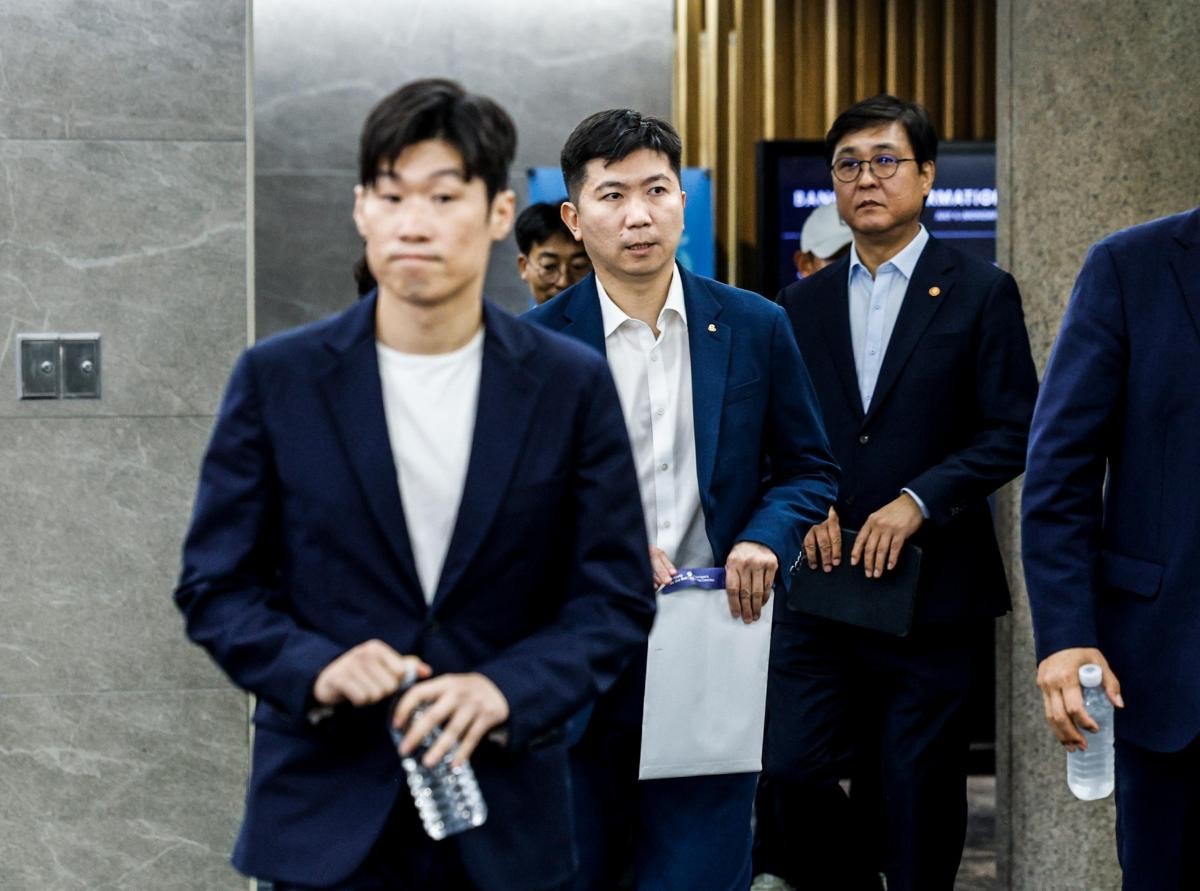 박지성 국제축구연맹(FIFA) 분과위원회 위원, 유승민 대한체육회 회장, 최휘영 문화체육관광부 장관이 6일 서울 송파구 서울올림픽파크텔에서 열린 'K-축구혁신위원회' 출범식에 참석하고 있다. / 공동취재-뉴스1