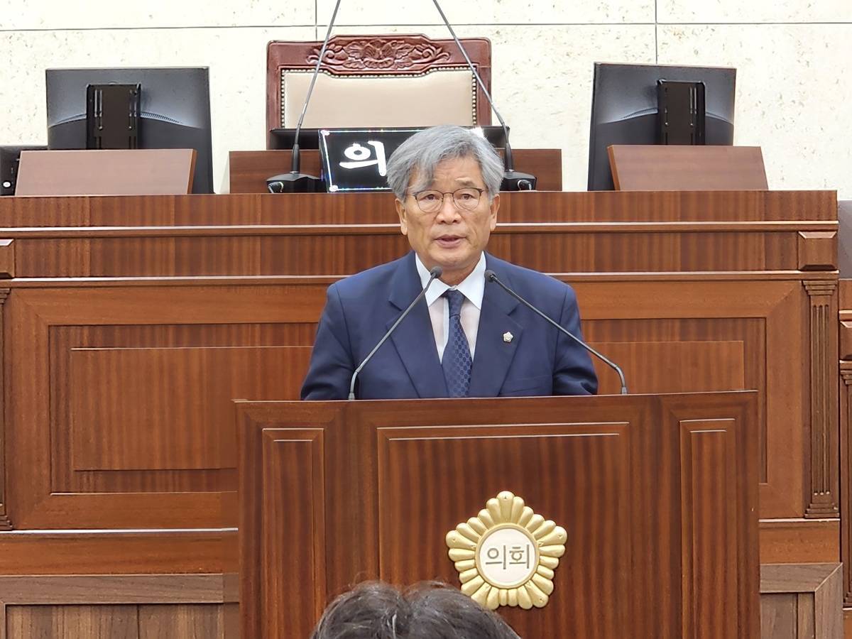 안동시의회 10선 이재갑 의장 선출...경북 최초 기초의회 민주당 의장