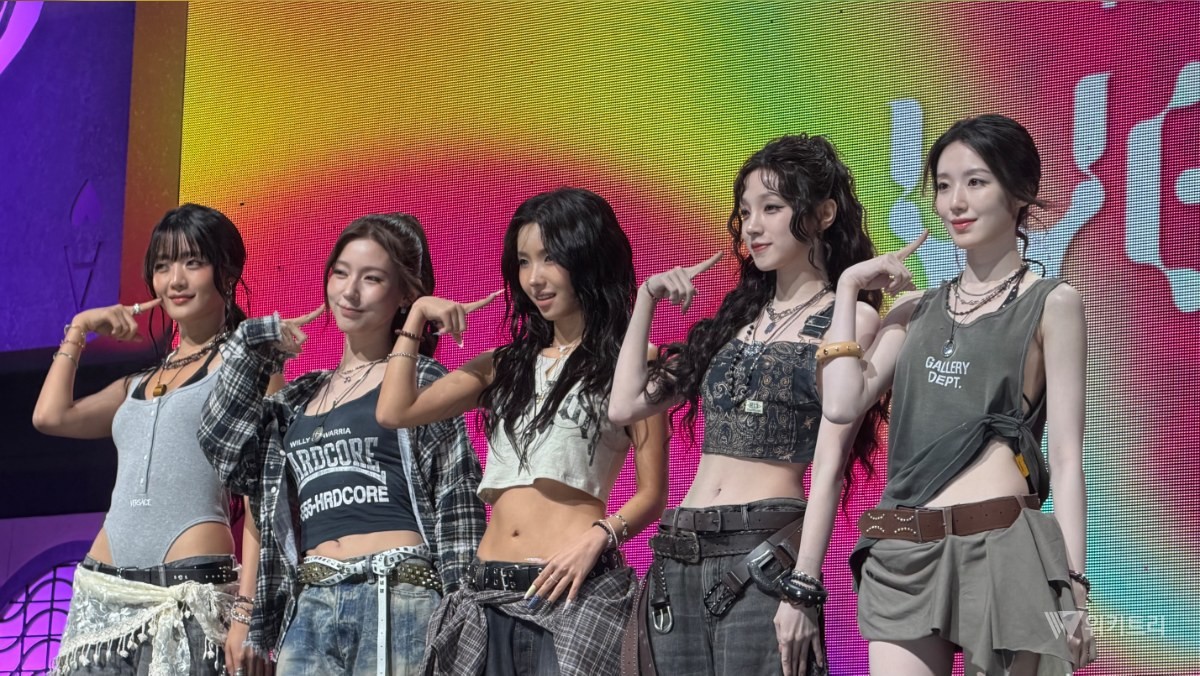 아이들(i-dle) 멤버, (왼쪽부터) 민니, 미연, 소연, 우기, 슈화가 6일 서울 광진구 광장동 예스24라이브홀에서 진행된 아이들 아홉 번째 미니앨범 ‘위 메이드(We made)’ 발매 기념 컴백 쇼케이스에서 포즈를 취하고 있는 모습. / 위키트리