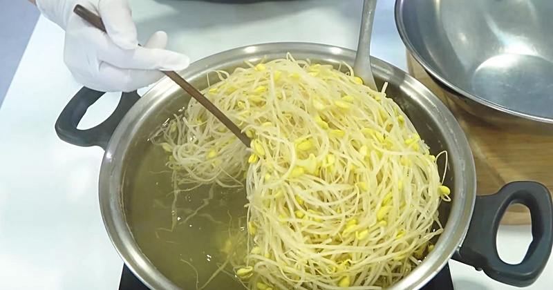 콩나물 냉국은 꼭 '뚜껑' 열고 끓이세요...오이보다 더 찾게 됩니다