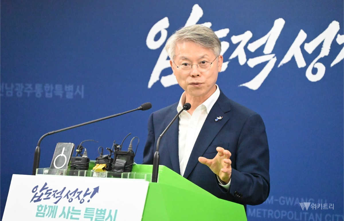 민형배 전남광주통합특별시장이 6일 광주청사 브리핑실에서 ‘호남 반도체 클러스터 부지 확정’ 기자회견을 하고 있다. / 노해섭 기자