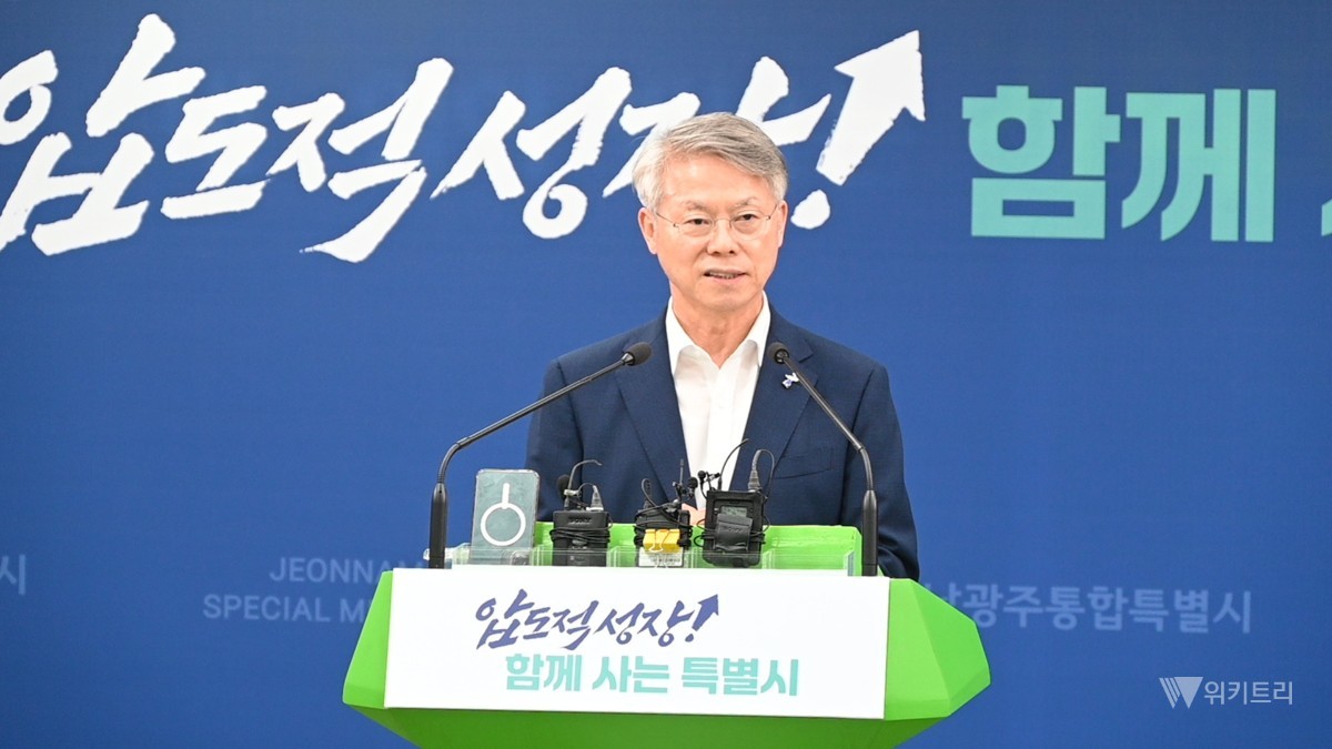 민형배 전남광주통합특별시장이 6일 광주청사 브리핑실에서 ‘호남 반도체 클러스터 부지 확정’ 기자회견을 하고 있다. / 노해섭 기자