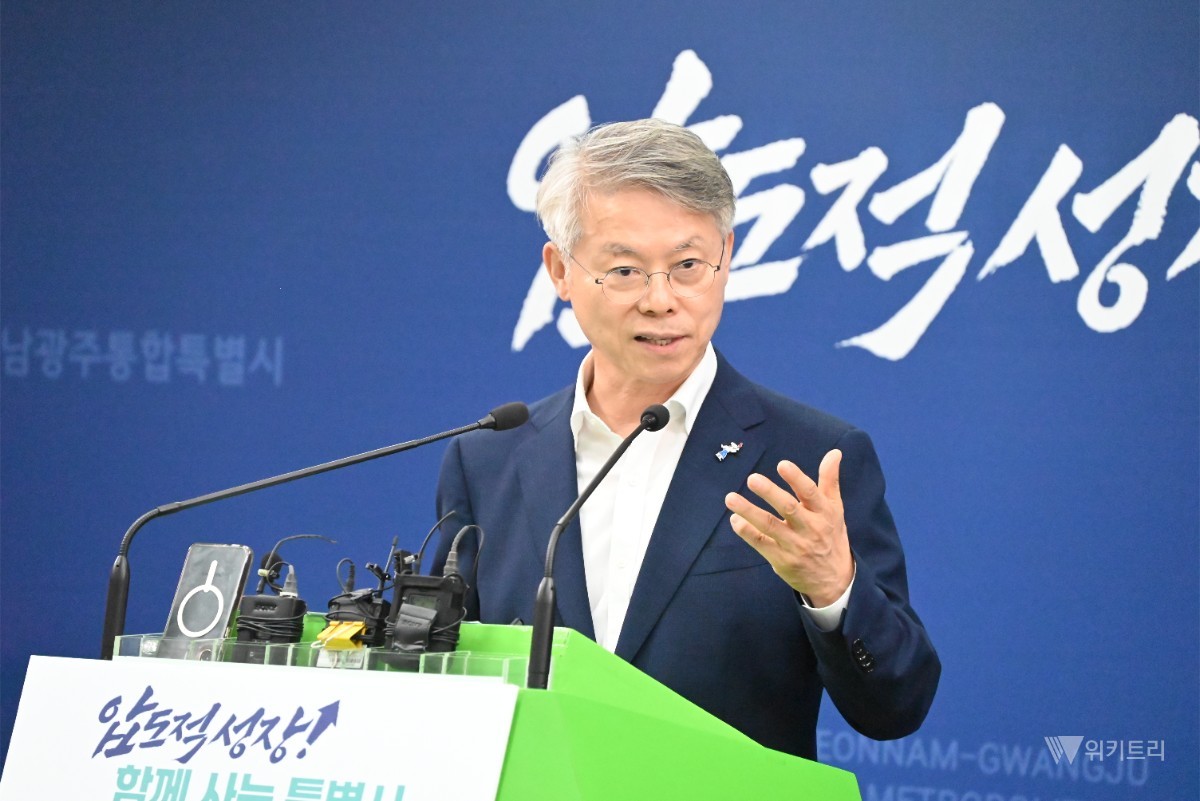 민형배 전남광주통합특별시장이 6일 광주청사 브리핑실에서 ‘호남 반도체 클러스터 부지 확정’ 기자회견을 하고 있다. / 노해섭 기자