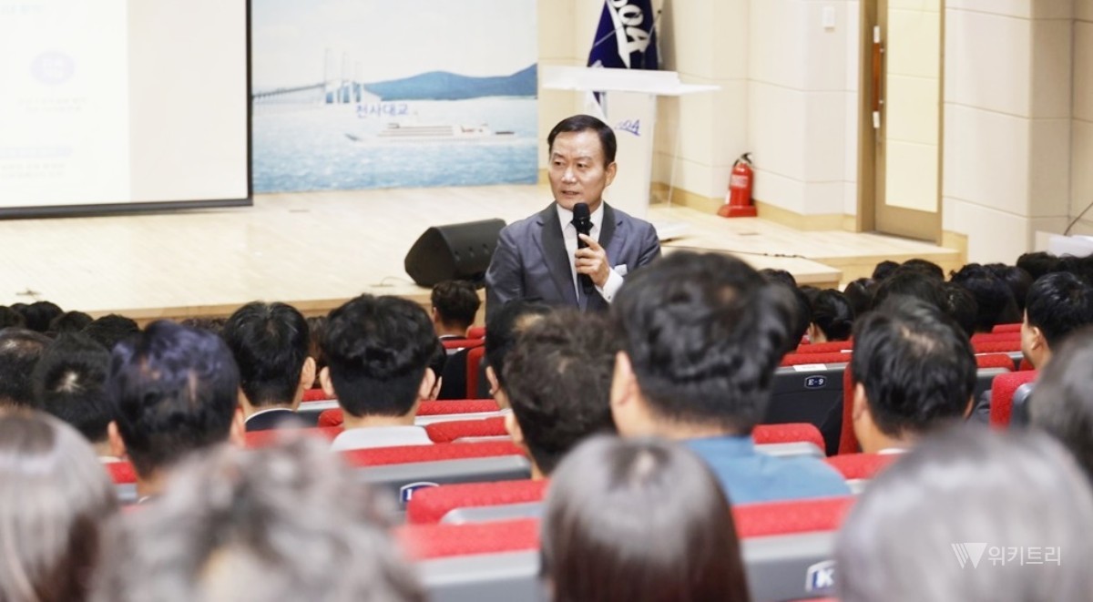 김태성 군수는 민선 9기 성공 여부는 공직사회의 변화에서 시작된다고 강조했다. / 신안군