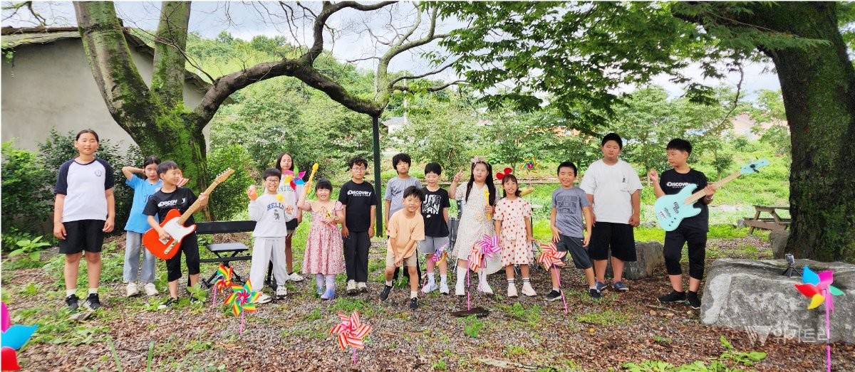 화순 청풍초등학교 학생들이 기념촬영을 하고있다. / 무당벌레필름