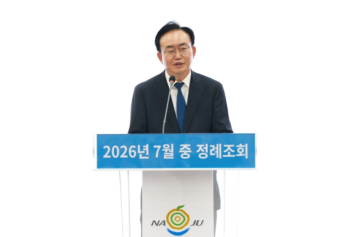 윤병태 시장이 공직자들에게 시정 운영 방향을 공유하며 인사말을 하고 있다. / 나주시