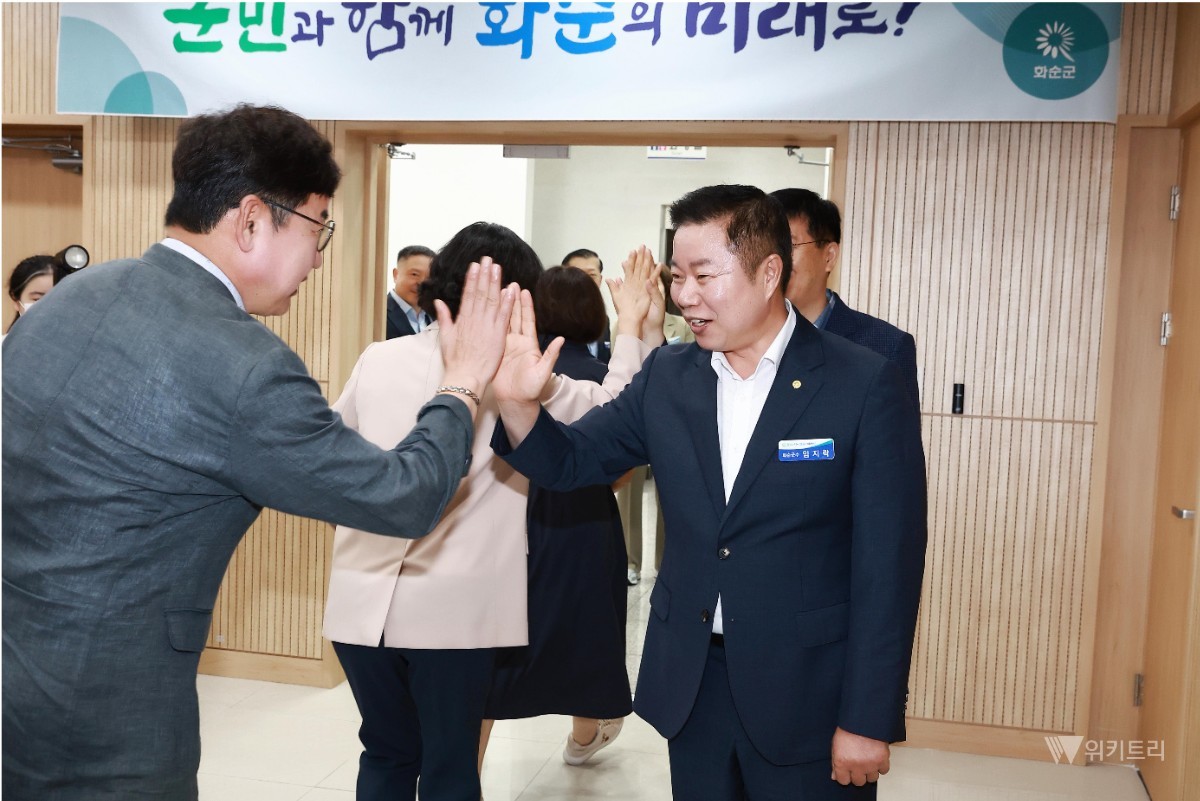 임지락 화순군수가 정례조회에 참석한 공직자들과 하이파이브로 인사를 하고 있다. / 화순군