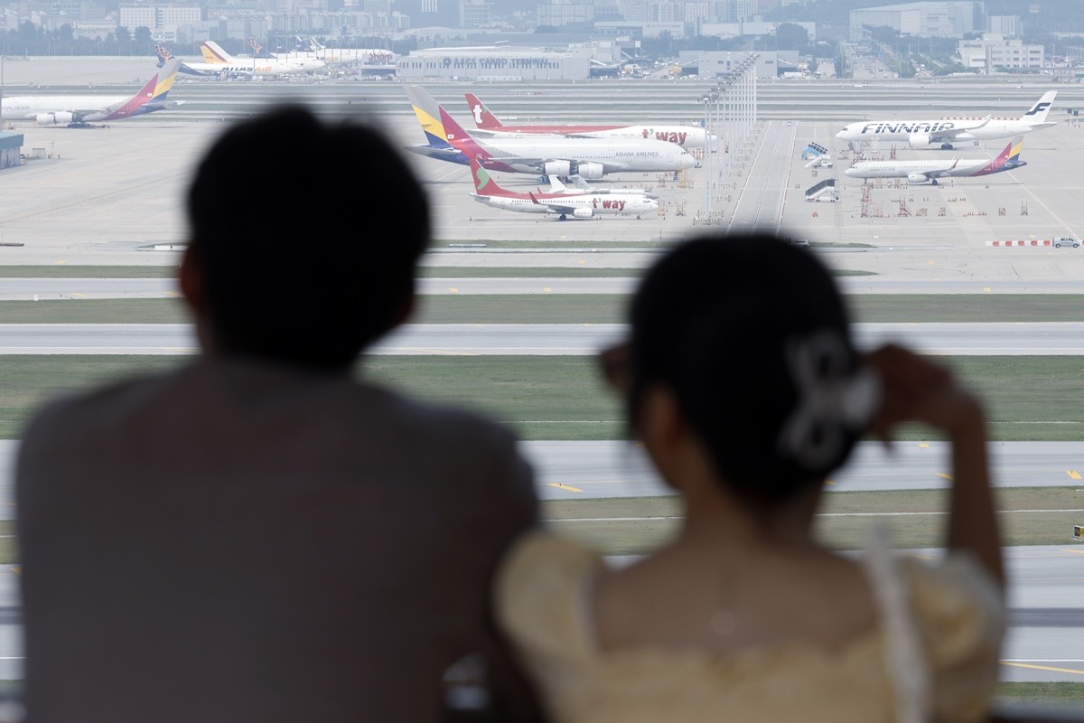 인천공항 주차장 자료 사진. 인천국제공항공사는 8월부터 인천공항 상주 직원을 대상으로 제1·2여객터미널 주차장의 유료 정기권 금액을 인상할 계획이다. 인천국제공항공사는 장기주차장의 경우 항공사 직원 월 11만 원, 나머지 상주 직원 월 7만 원으로 정기권을 운영하고 단기주차장 요금은 월 25만∼30만 원으로 책정하는 방안을 검토 중인 것으로 전해졌다.     다만 인천국제공항공사는 기존 50% 할인율 폐지를 비롯해 정기권 금액을 갑자기 인상할 경우 현장 혼란이 가중될 것을 고려해 단계적으로 요금 인상을 추진하기로 했다.         / 인천국제공항공사 제공-연합뉴스