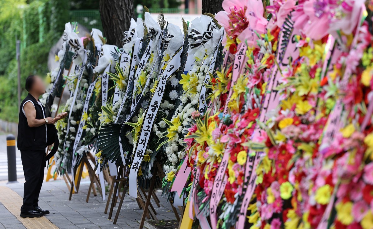 2일 서울 강동구 배재고등학교 앞에 배재고등학교 야구부를 비판하는 근조화환과 응원하는 화환이 놓여 있다. 앞서 배재고 선수들은 지난달 29일 서울 목동구장에서 열린 제81회 청룡기 전국고교야구선수권대회에서 상대 팀인 광주제일고를 향해 '스타벅스 가야지', '탱크데이' 등의 구호를 외쳐 논란이 된 바 있다. / 뉴스1