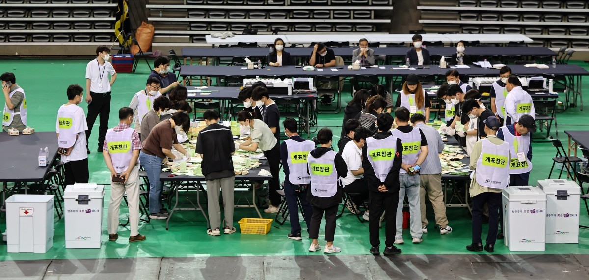 지난달 5일 서울 송파구 올림픽공원 핸드볼경기장에서 '투표용지 부족 사태'가 불거져 개표가 미뤄졌던 잠실7동 제2투표소 투표함의 개표가 진행되고 있다. / 뉴스1