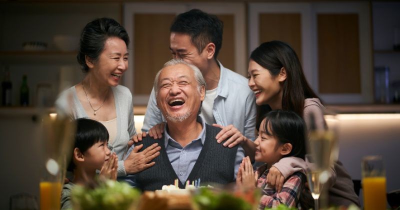 할아버지의 생일을 축하하는 3세대 아시아 가족 / 셔터스톡
