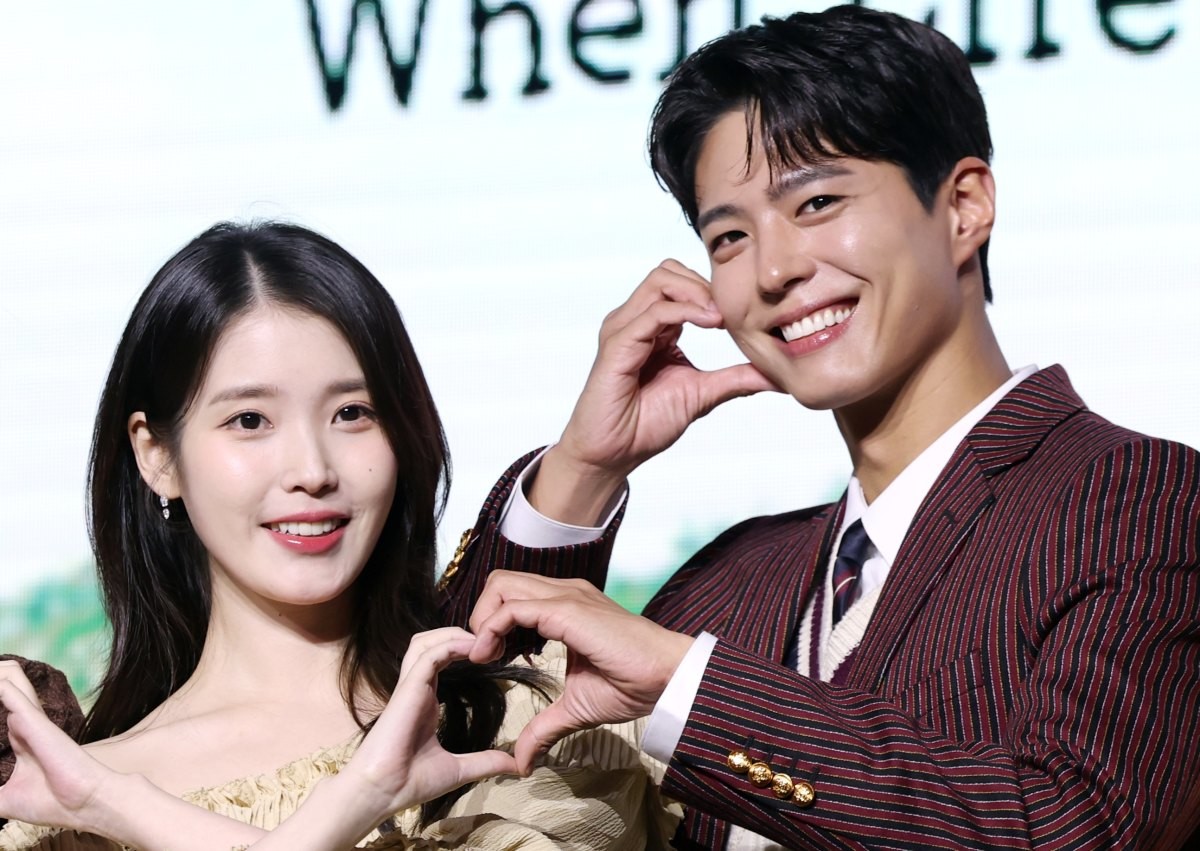 지난해 3월 '폭싹 속았수다' 제작발표회 참석한 아이유와 박보검 / 뉴스1