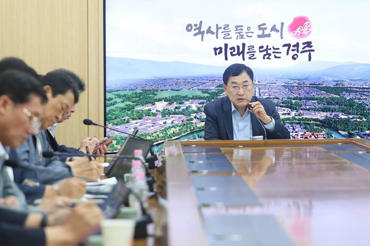 주낙영 시장이 민선 9기 출범 이후 첫 간부회의를 열고 청년정책과 지역 현안 해결을 위한 속도감 있는 행정을 주문하고 있다./경주시