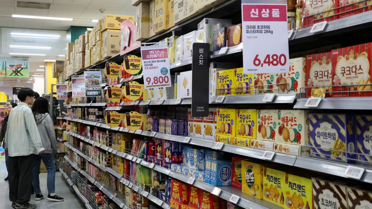서울 시내 대형마트에서 시민들이 과자를 고르고 있다.  / 연합뉴스