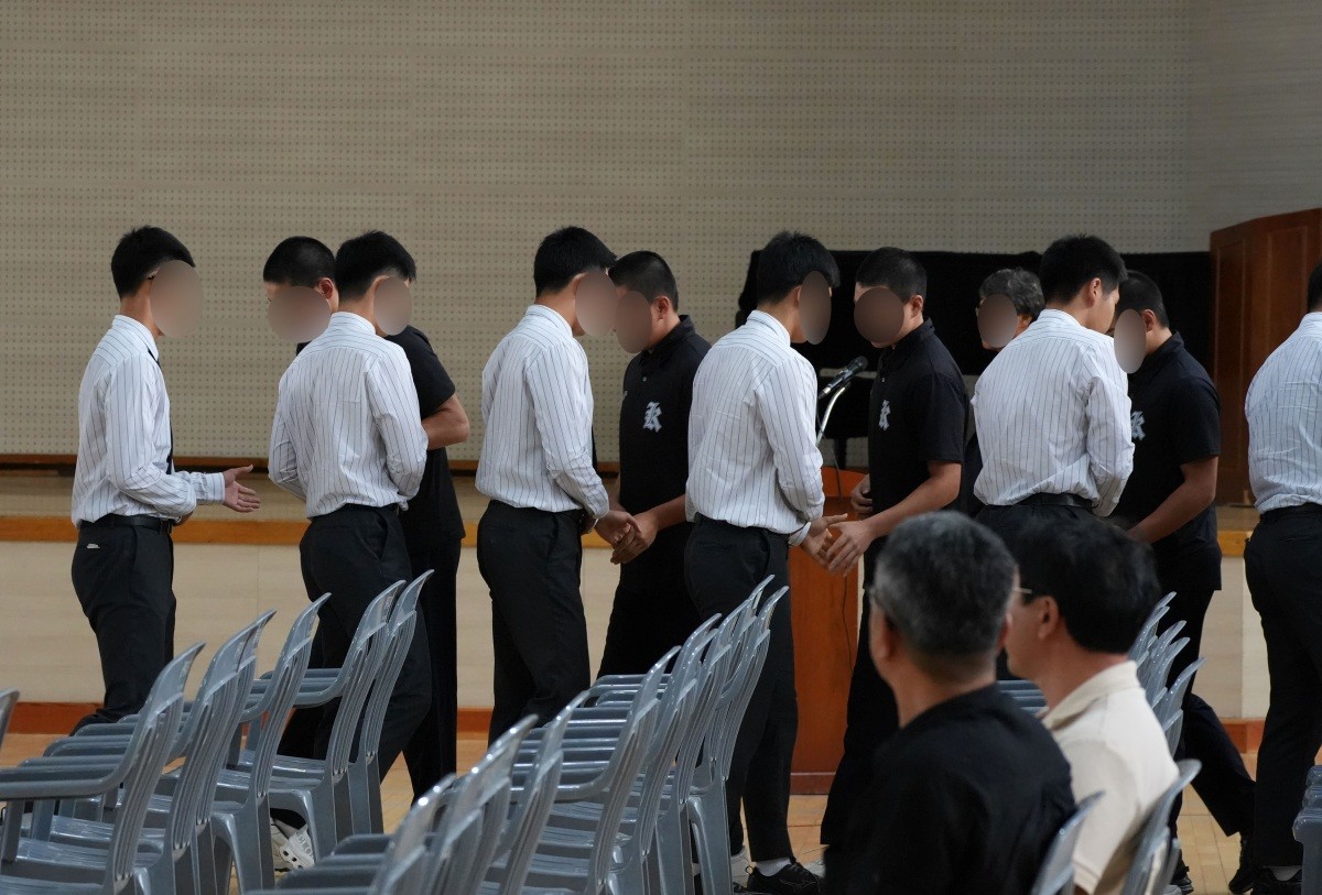 5·18민주화운동 조롱성 응원으로 논란을 빚은 서울 배재고 야구부원들이 6일 광주제일고에 사과 방문해 광주제일고 야구부원들과 악수를 나누고 있다 / 뉴스1