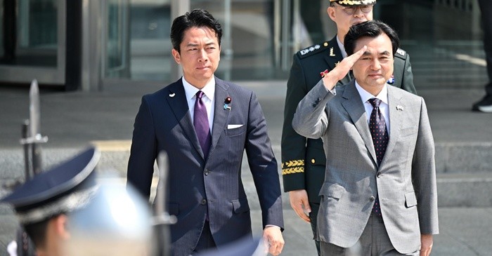 안규백 국방부 장관과 고이즈미 신지로 일본 방위상이 28일 서울 용산구 국방부에서 만나 의장대 사열을 하기 위해 연병장으로 향하고 있다. 2026.6.28/뉴스1