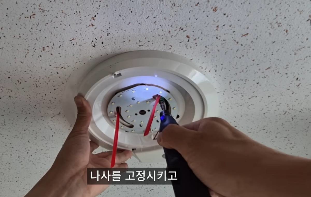 나사 구멍에 빨대 꽂아 손쉽게 전등 교체하기. / 유튜브 'DIY월드'