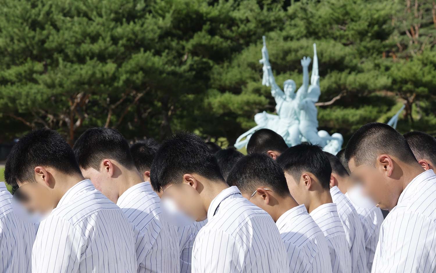 유명 배우가 '배재고 5·18 묘역 참배' 동행한 이유