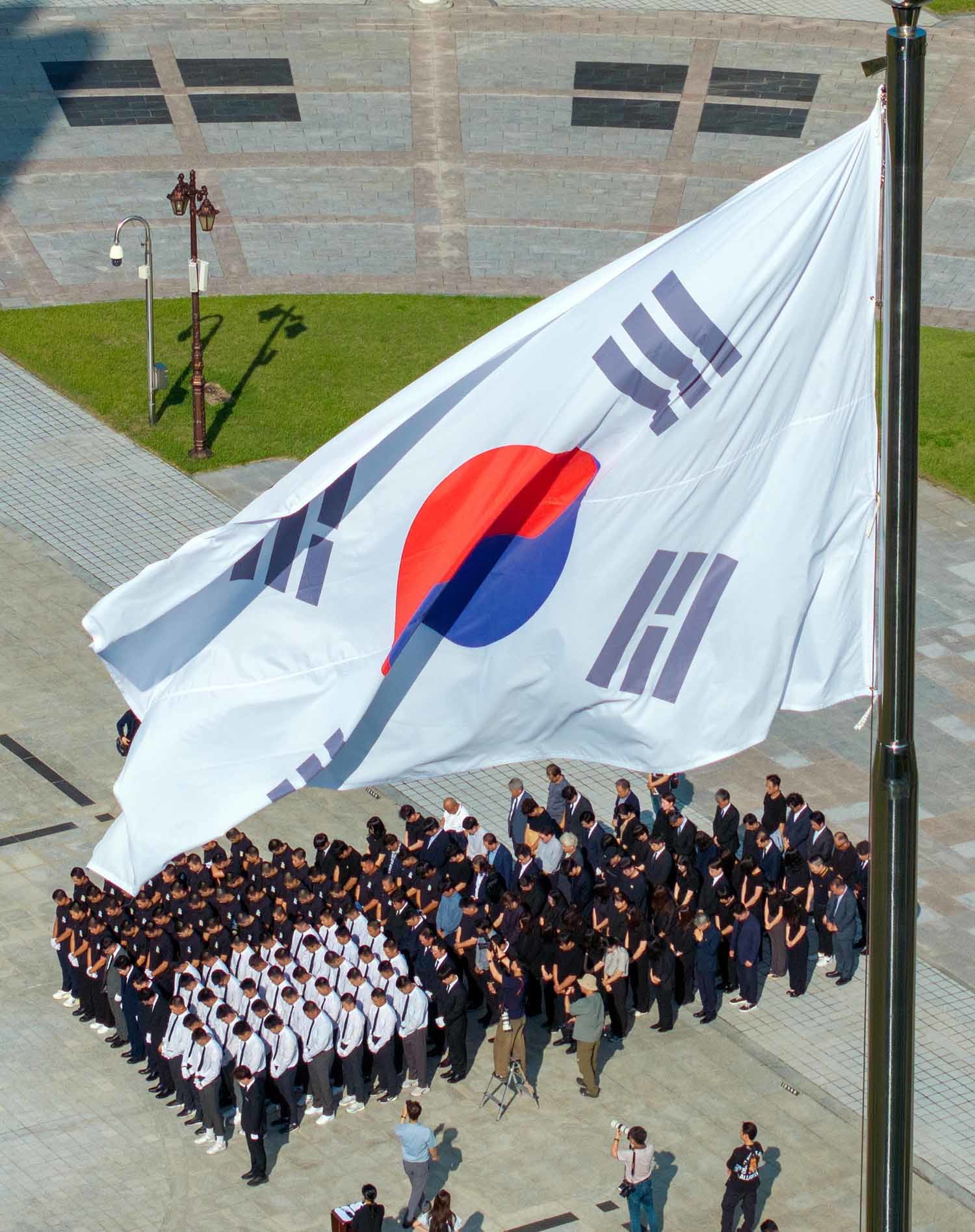 배재고등학교 야구부 선수단이 6일 광주 국립 5.18민주묘역을 방문해 헌화 참배하고 있다. / 뉴스1