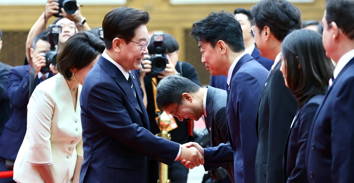 '나토 정상회의 참석' 이재명 대통령이 출국 전 참모진에게 건네 빵 터진 농담
