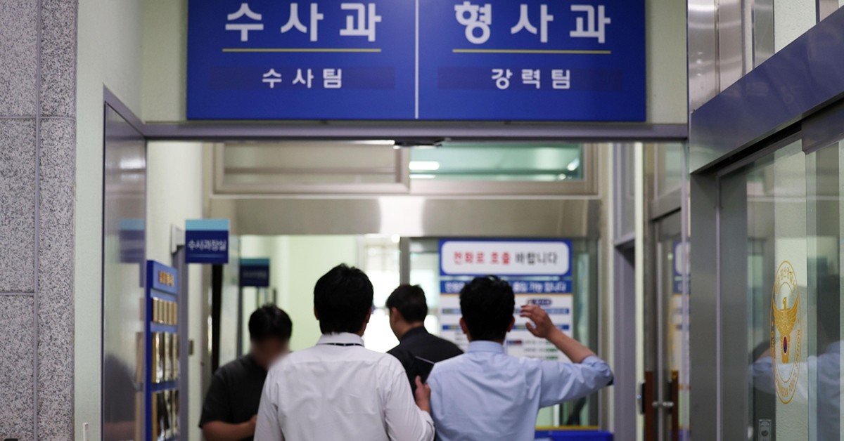 장윤기 사건에 대한 경찰의 증거인멸 의혹 등에 대한 강제 수사에 착수한 7일 검찰 수사관들이 광주 광산경찰서 형사과에 들어가고 있다. / 뉴스1