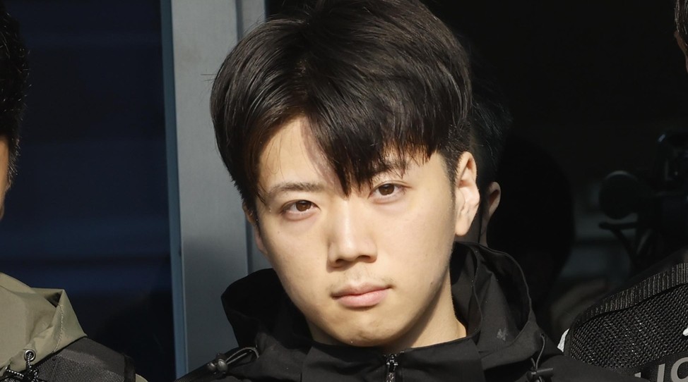 광주 도심에서 일면식도 없는 10대 여고생을 살해한 장윤기 씨가 14일 오전 광주 서부경찰서에서 검찰로 송치되고 있다. / 뉴스1