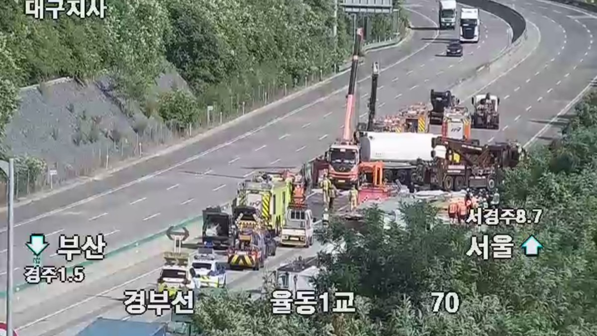 [속보] 경부고속도로 경주IC 인근 화물차 전도...서울 방향 전면 통제