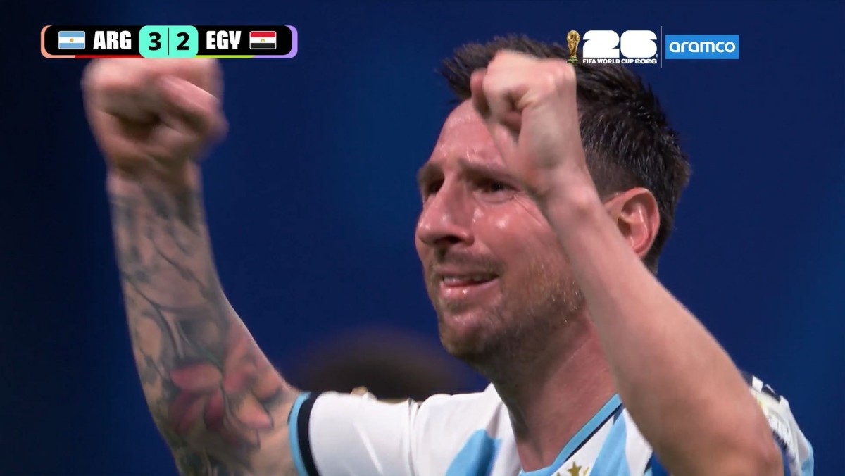 경기 종료 후 리오넬 메시가 감격스러운 표정으로 동료들과 승리를 기뻐하고 있다. / FIFA 하이라이트 캡처